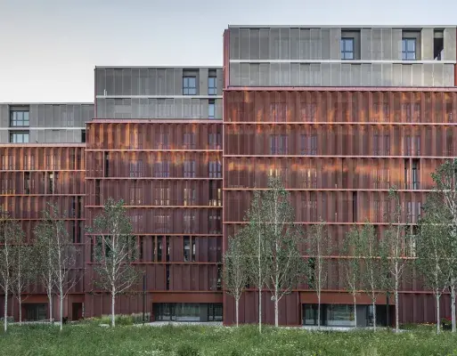 Vue de la façade brise-soleil en métal déployé de couleur cuivre