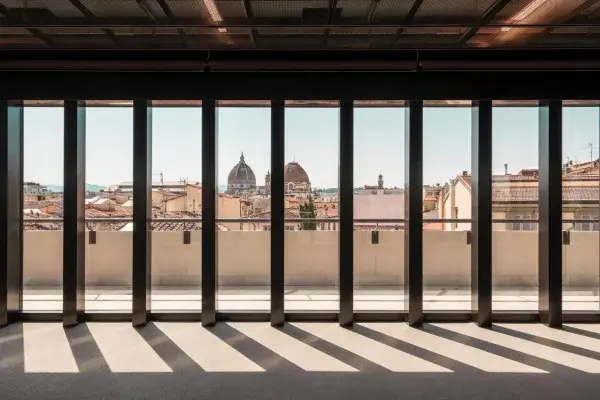 Faux plafond de la salle avec vue donnant sur le centre historique de Florence