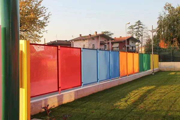 Panneaux de clôture colorés et juxtaposés
